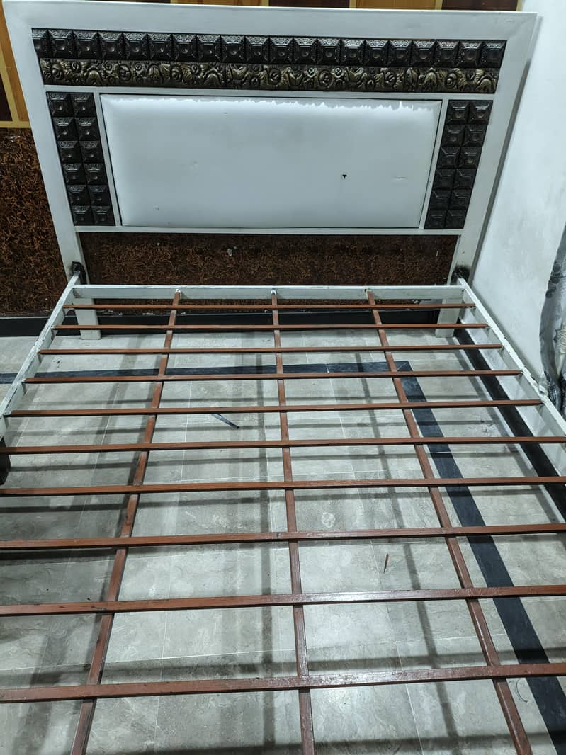 Double iron bed 0