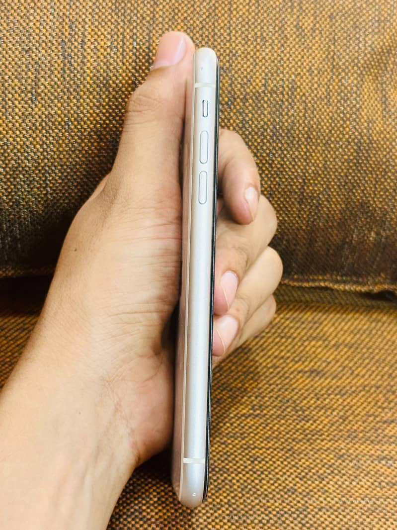 Apple iPhone 11 4