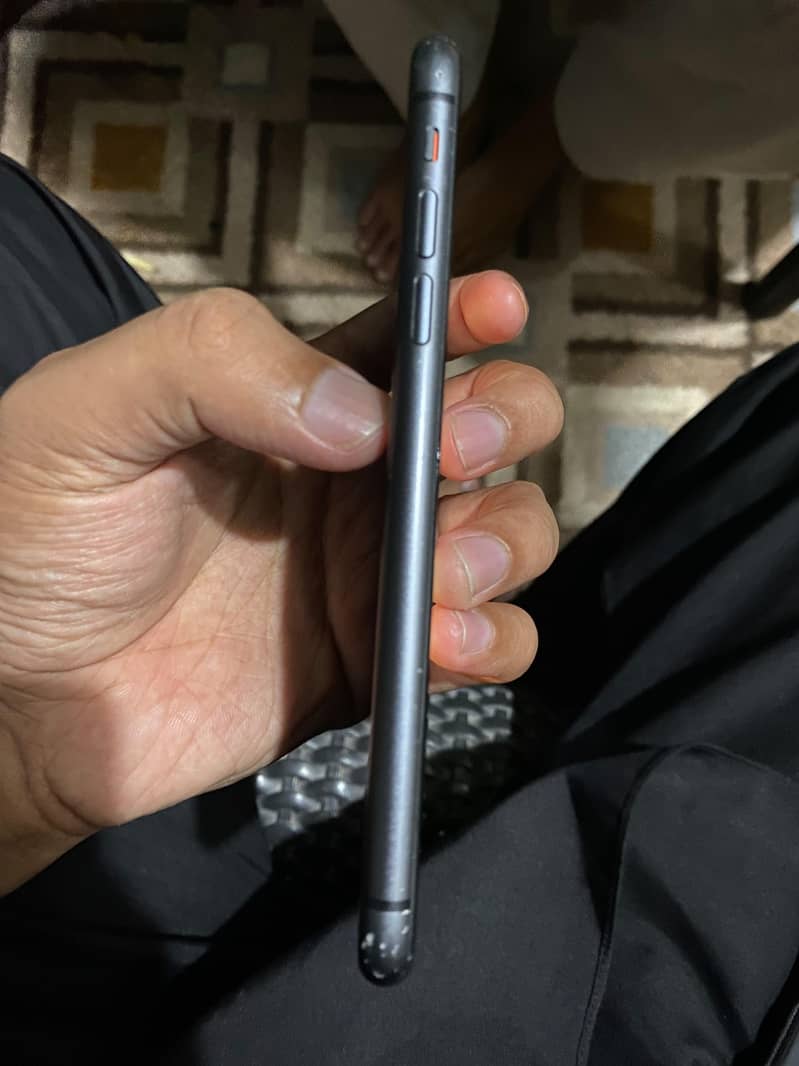 Apple iPhone 11 4