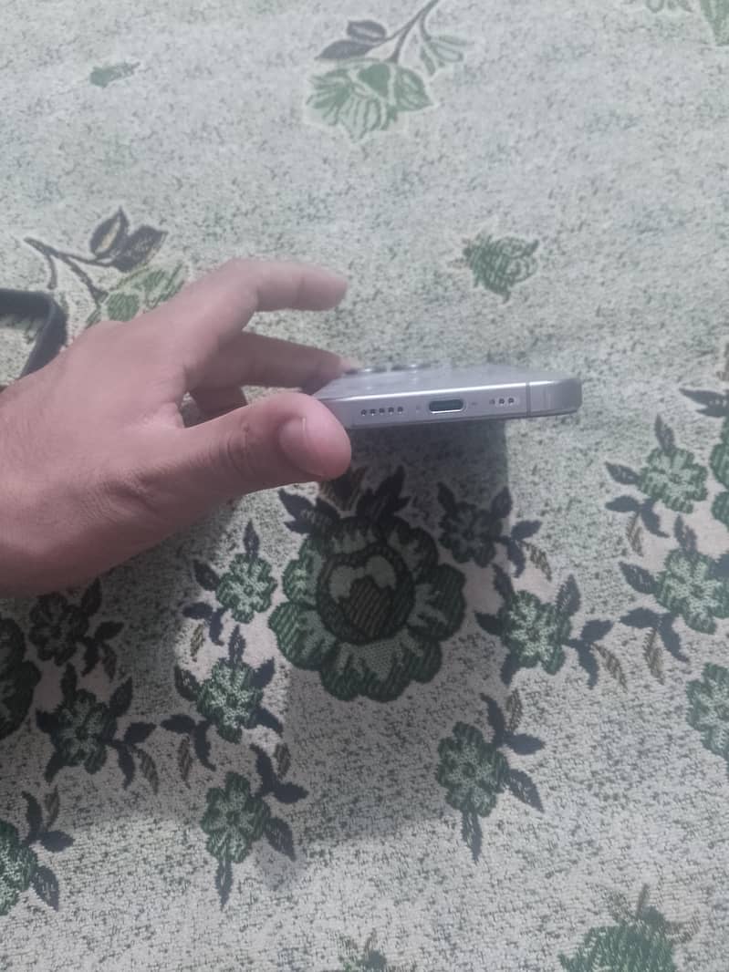 Apple iPhone 15 Pro 3