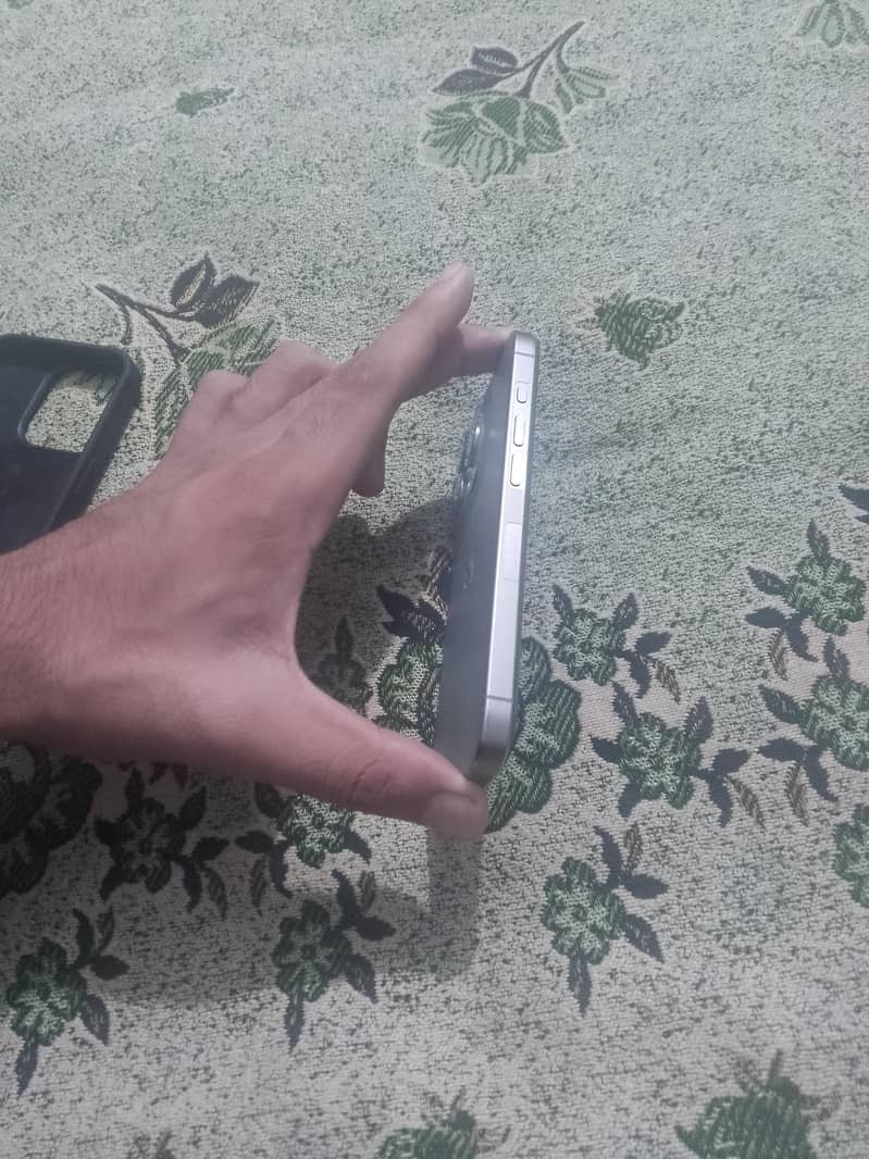 Apple iPhone 15 Pro 4
