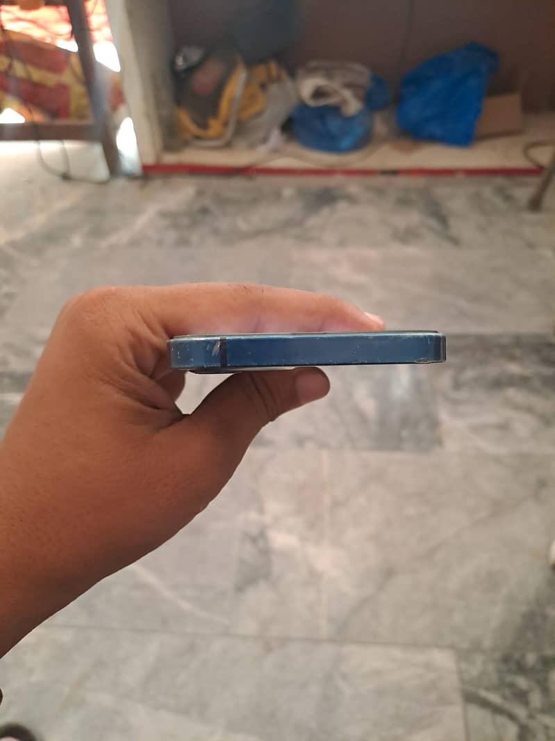 Apple iPhone 12 4