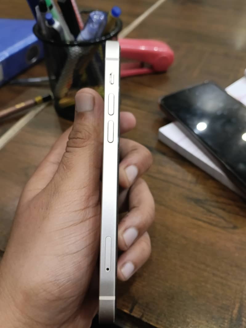 Apple iPhone 12 4
