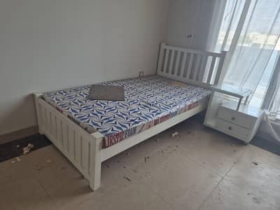 2 singles beds, 2 side tables, 1 dressing table