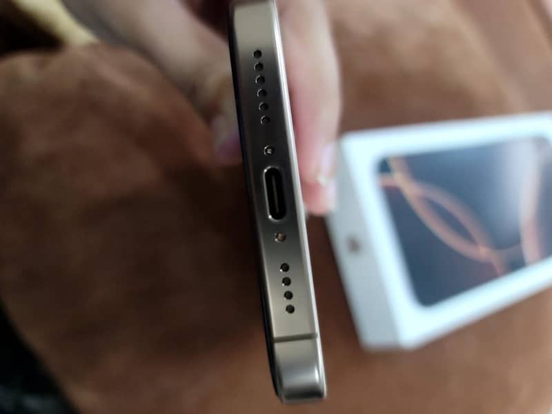 Apple iPhone 16 Pro Max 2