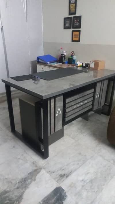 Office Furniture for Sale – Executive Tables, Workstation & Chairs