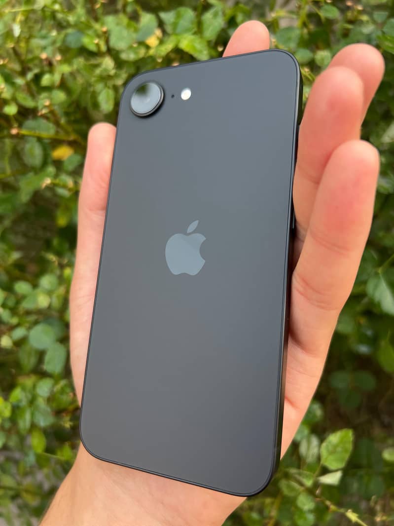 Apple iPhone 16e 4