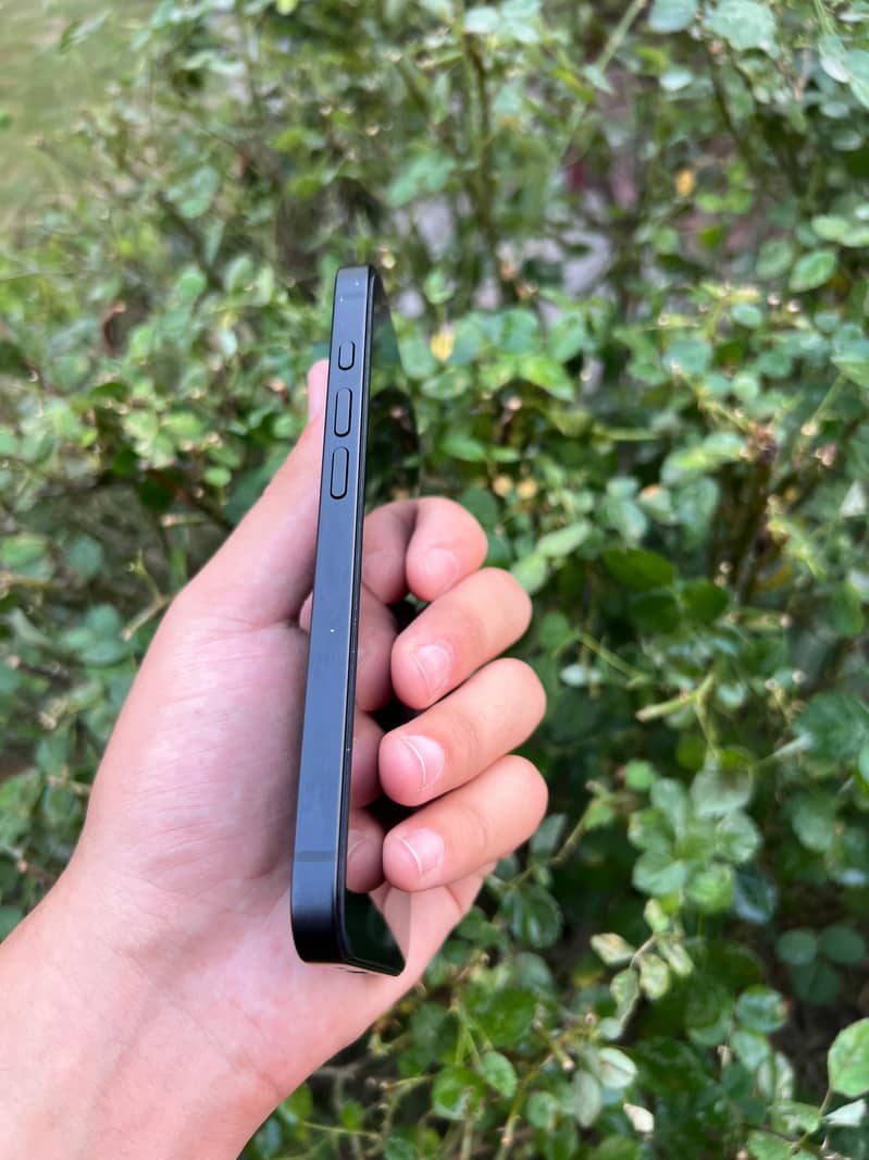 Apple iPhone 16e 5