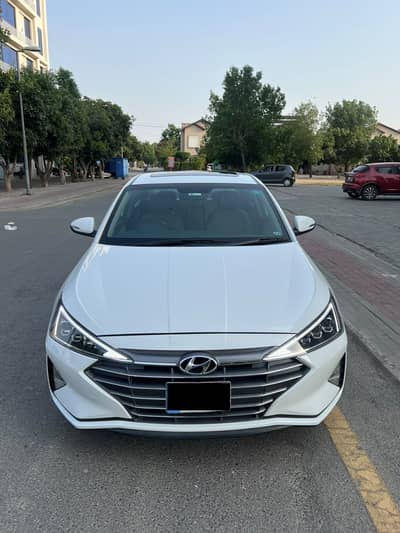 Hyundai Elantra 2022 first owner, hyundai maintained & scratchless
