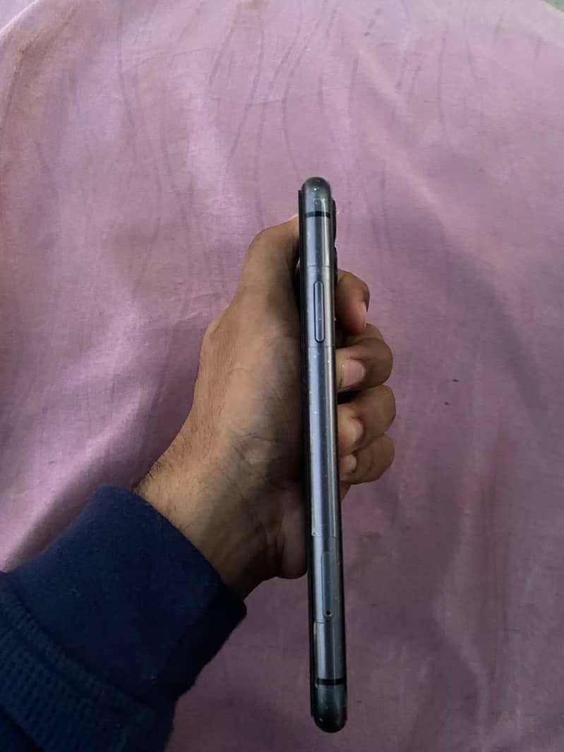 Apple iPhone 11 4
