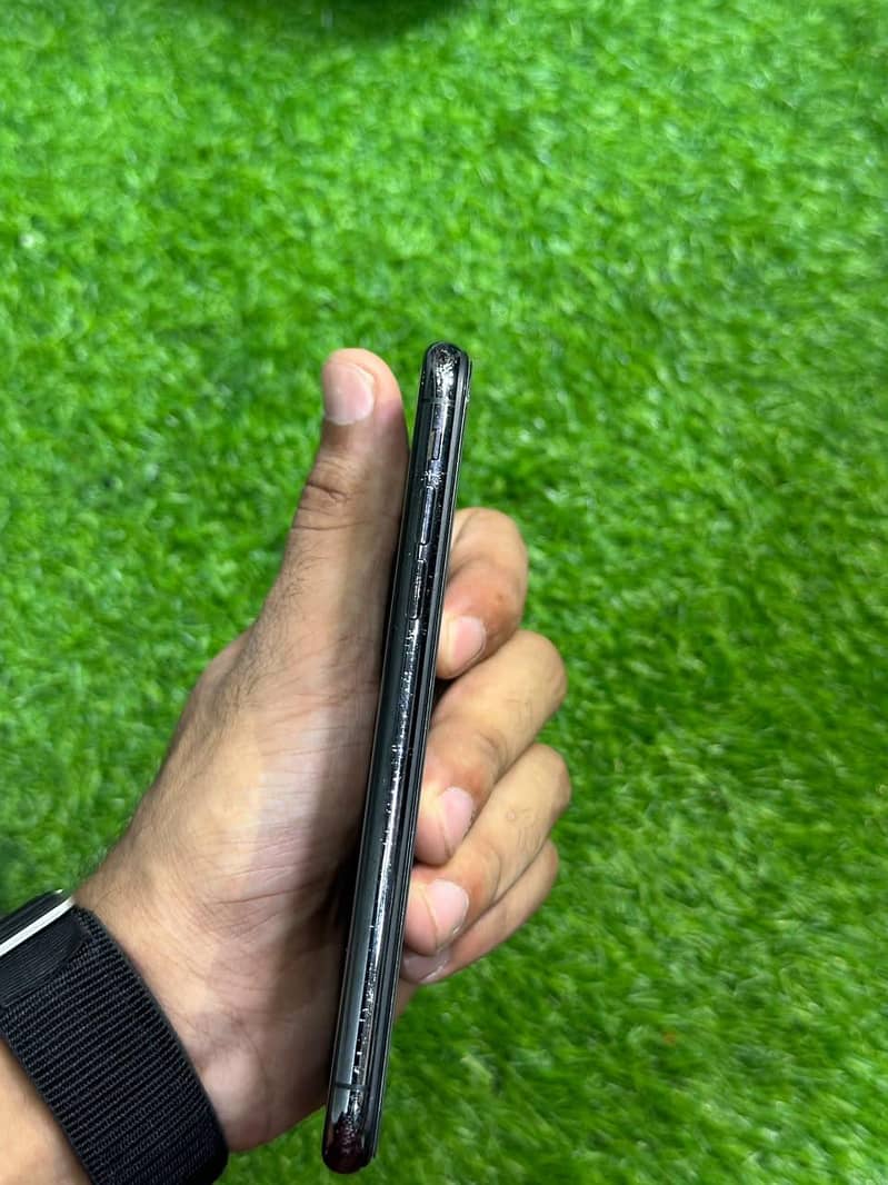 Apple iPhone X 4