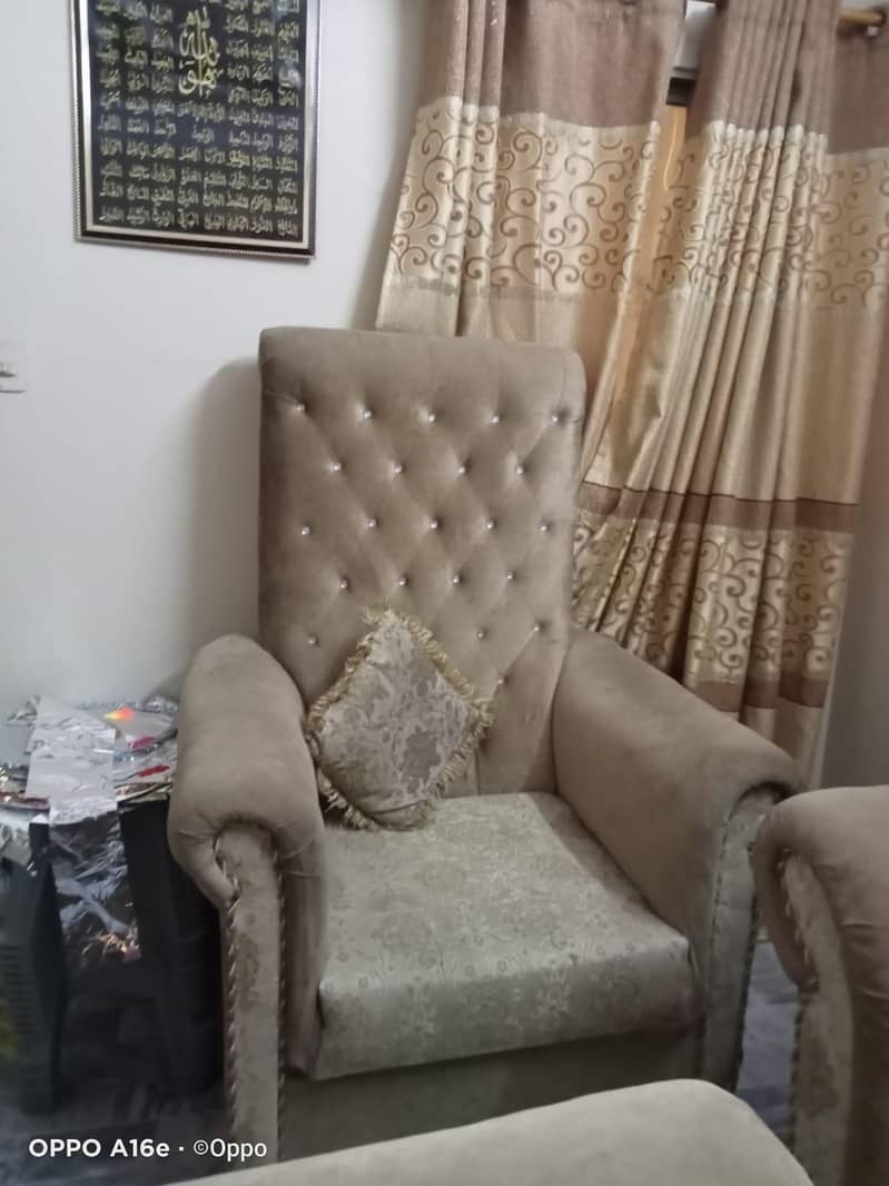 5 seater sofa set. . . . . . . . . 4