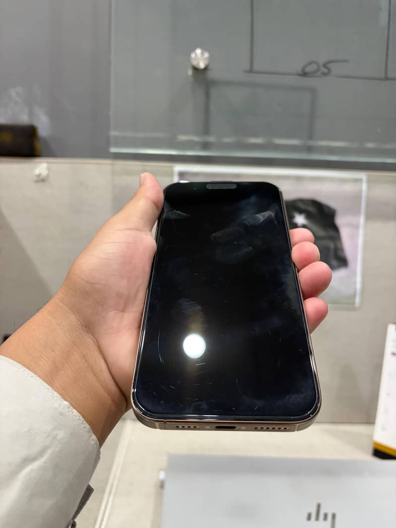 Apple iPhone 16 Pro Max 2
