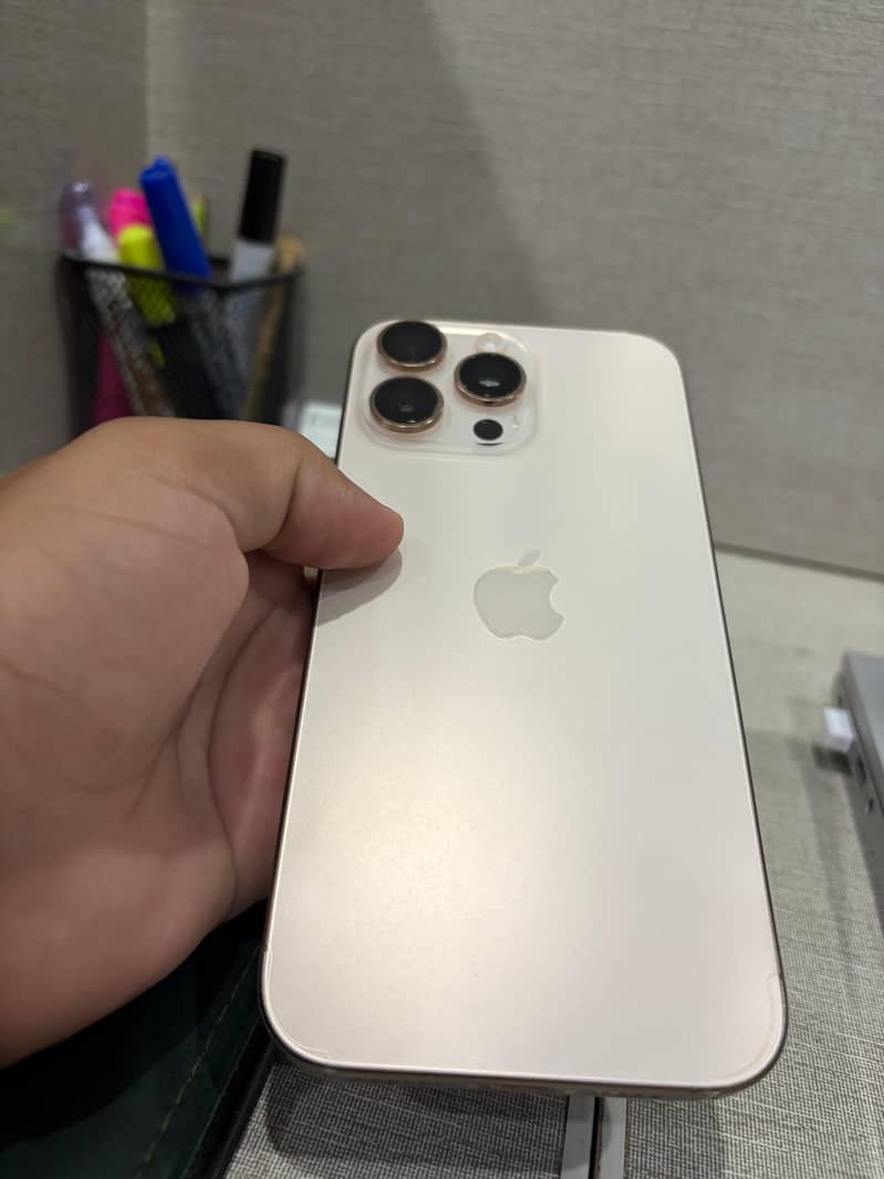 Apple iPhone 16 Pro Max 4