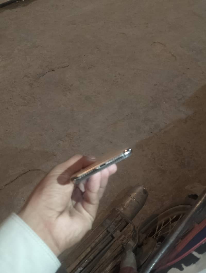 Apple iPhone X 4
