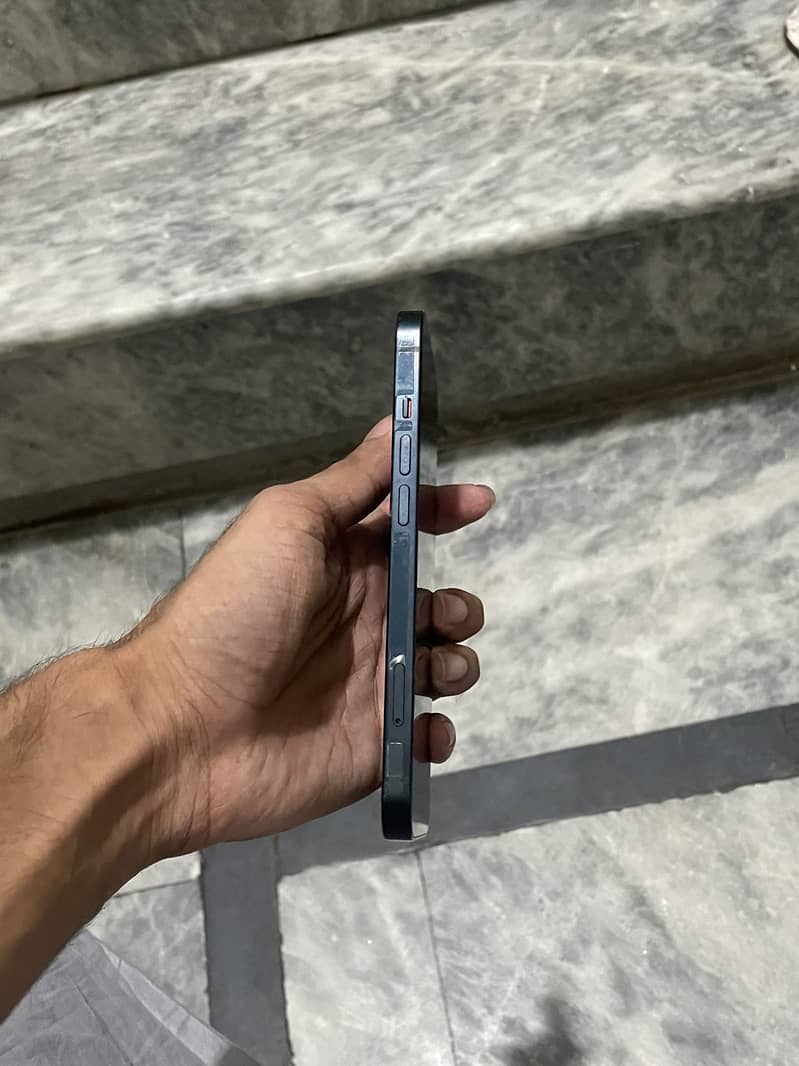Apple iPhone 13 5