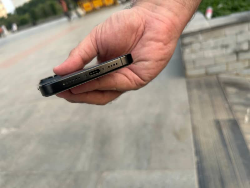 IPhone 16 Pro Max 4