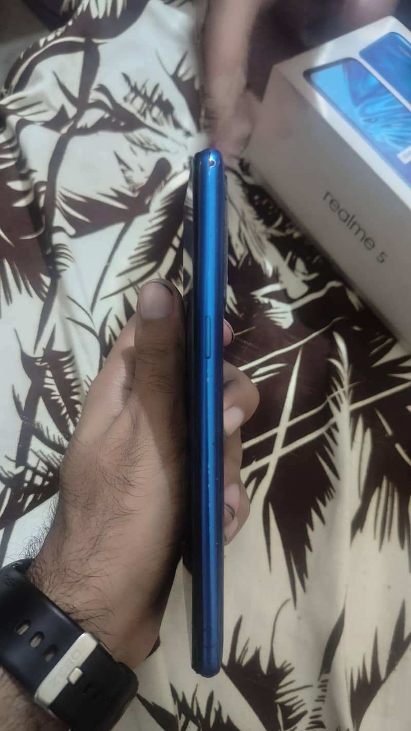 Realme 5    4/64 5