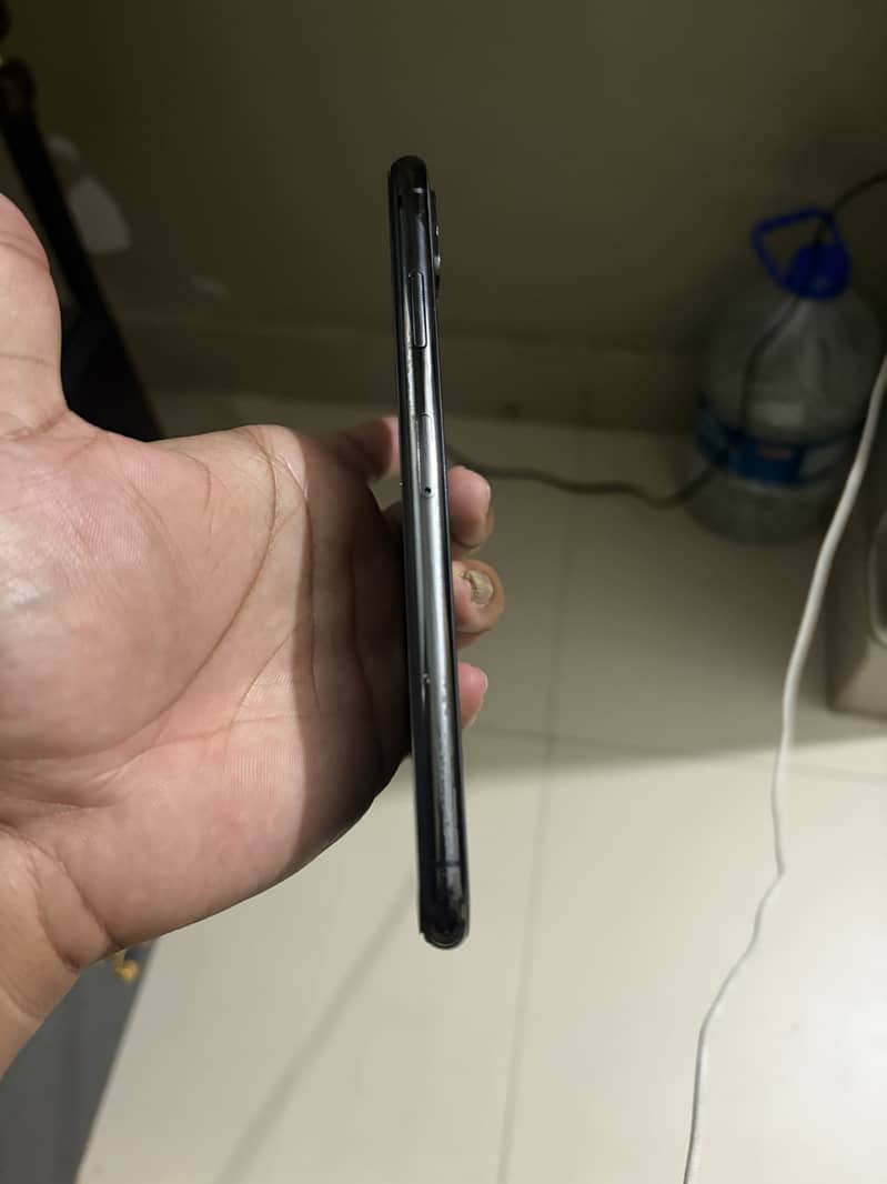 Apple iPhone XS Max 4