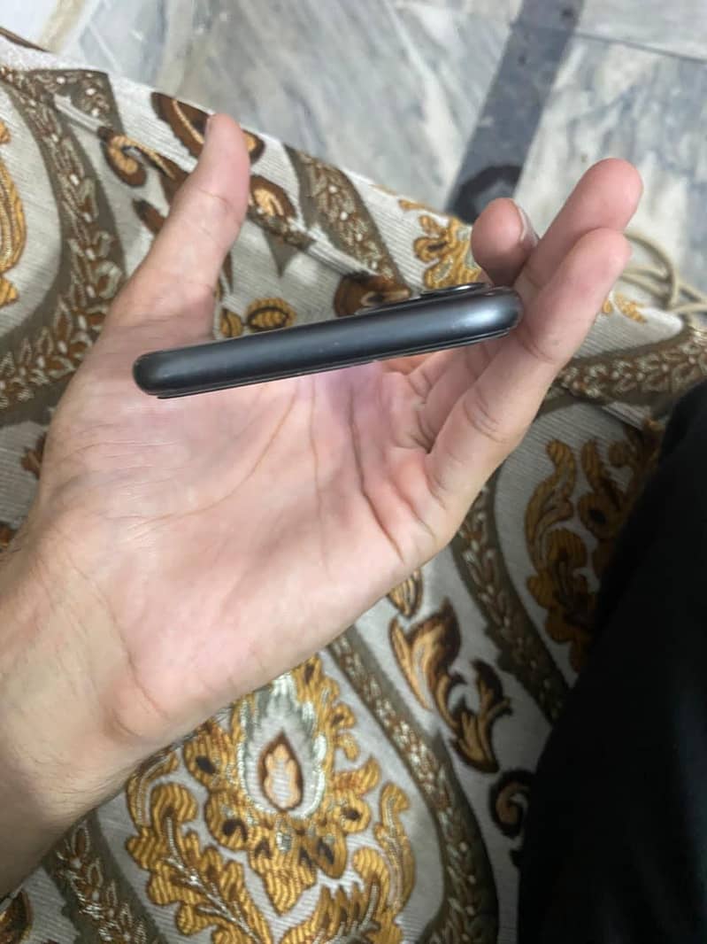 Apple iPhone 11 3