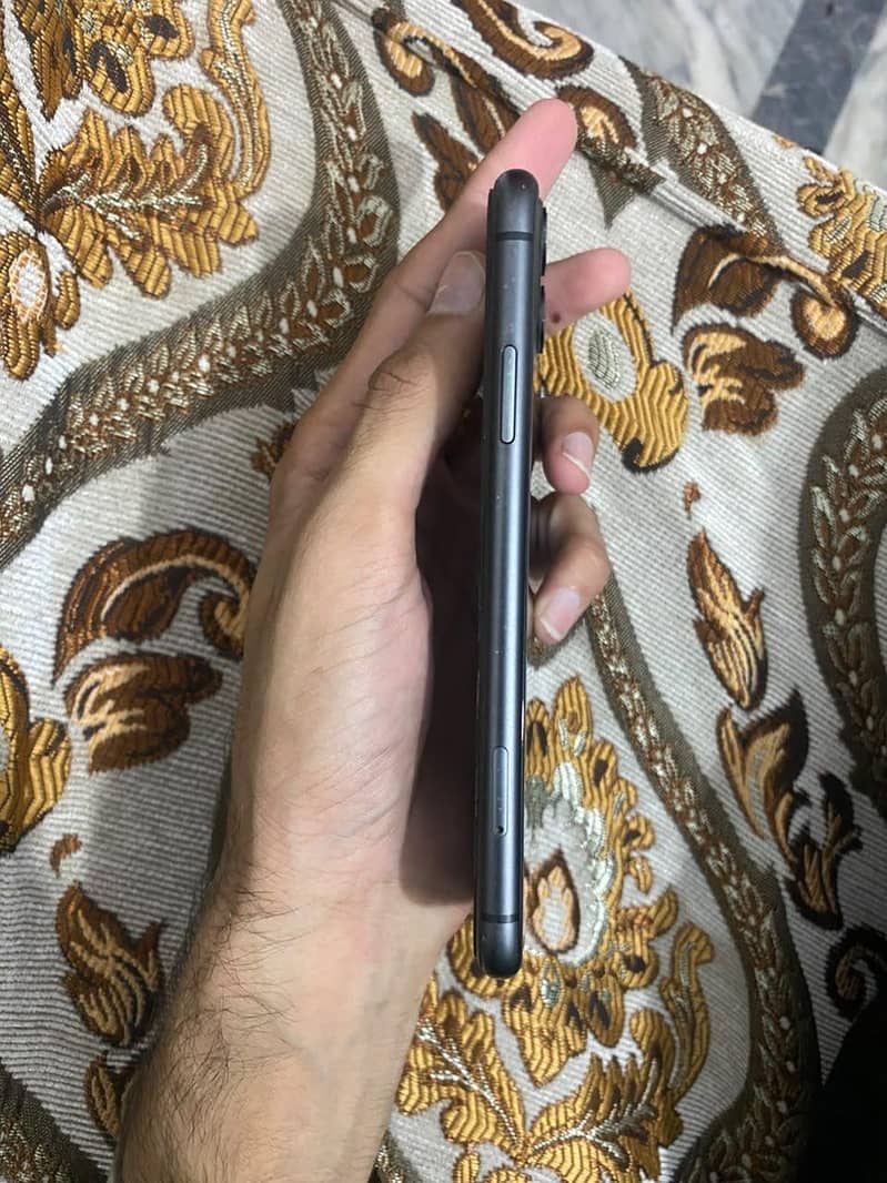 Apple iPhone 11 4