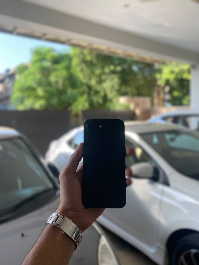 Apple iPhone 16e 4