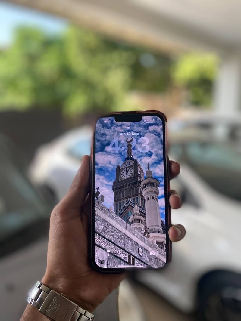 Apple iPhone 16e 7