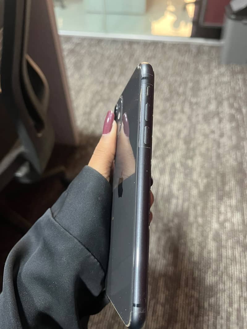 Apple iPhone 11 4