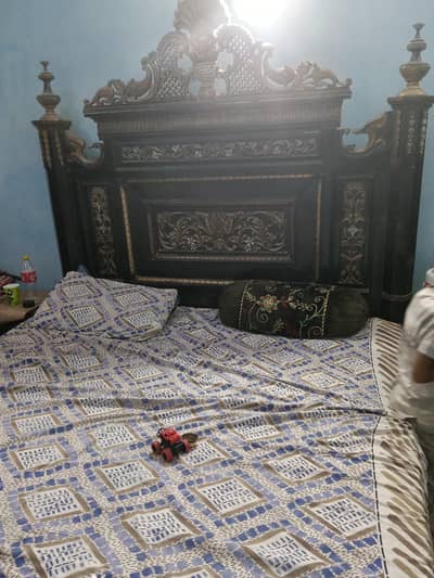 lakri ka bed hai Achi quality ka with sight tables