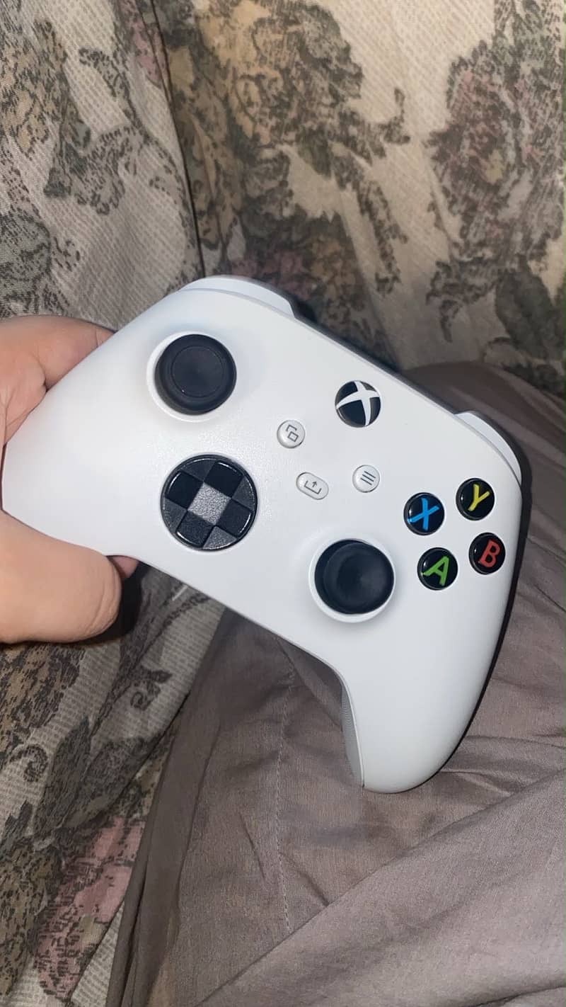 Xbox series s White controller. 0