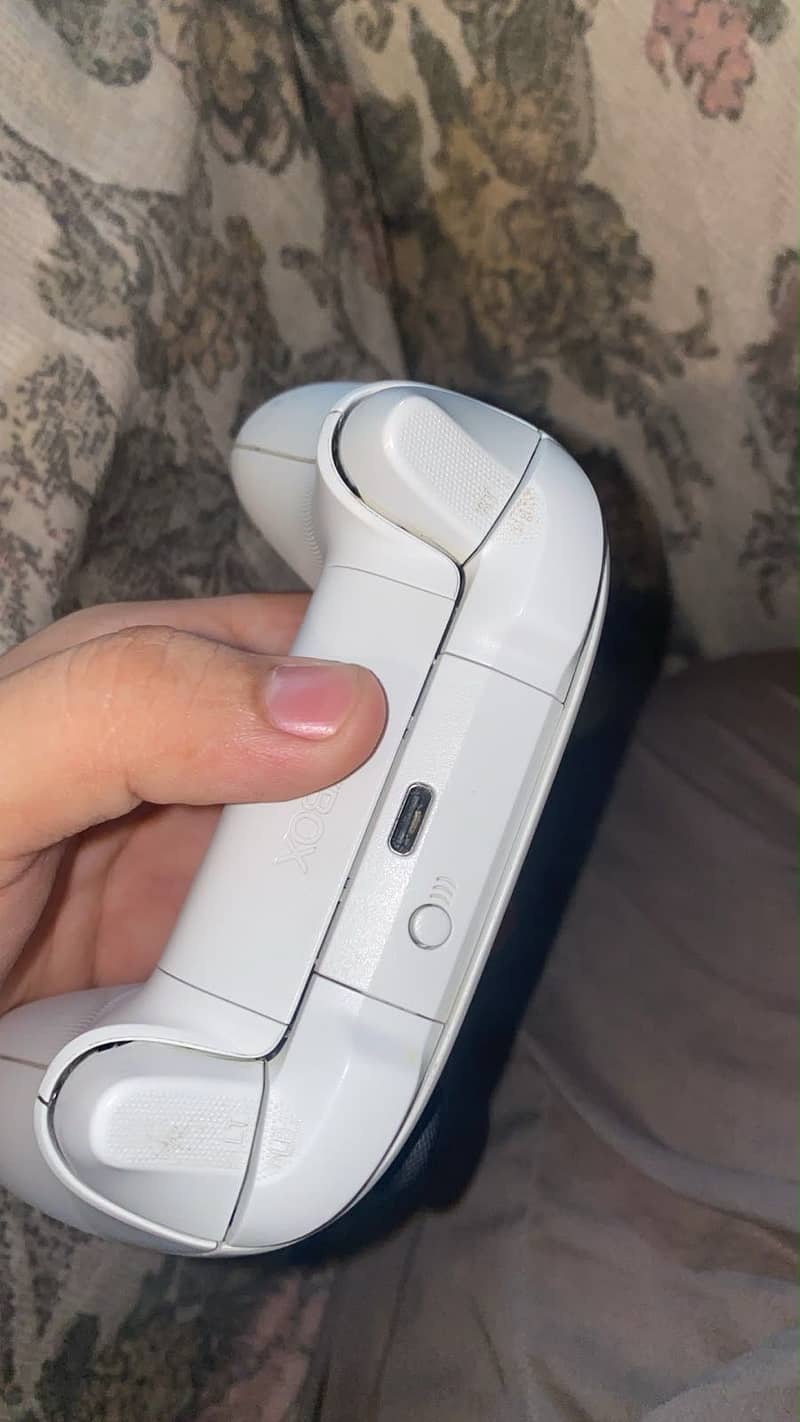 Xbox series s White controller. 1
