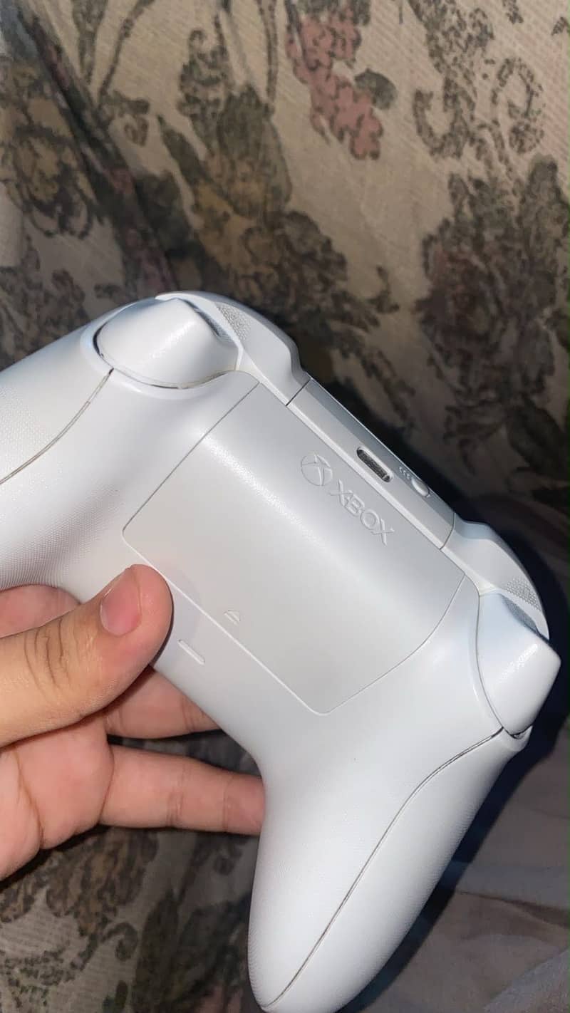 Xbox series s White controller. 3