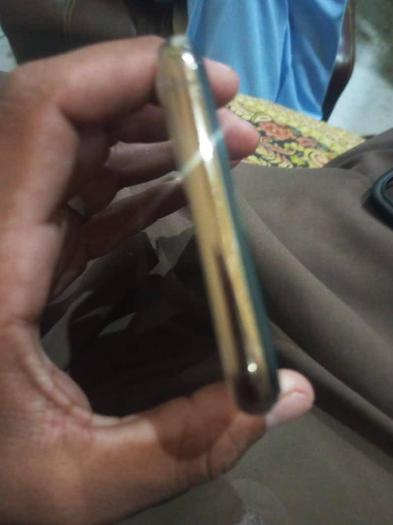 Apple iPhone 11 Pro Max 4