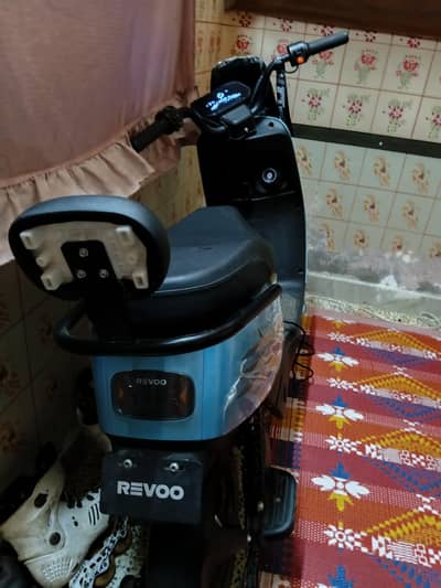 Revoo Electric Scooty – Excellent Condition