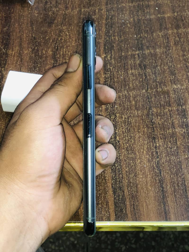Apple iPhone 11 Pro Max 2