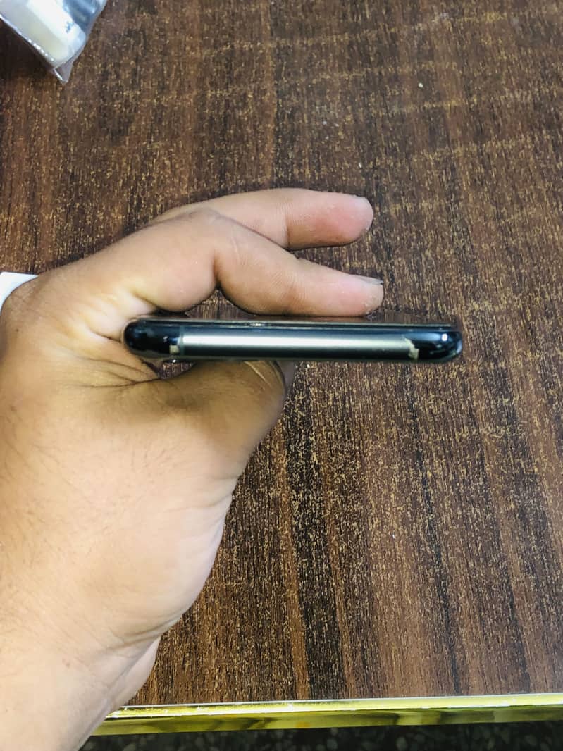 Apple iPhone 11 Pro Max 4