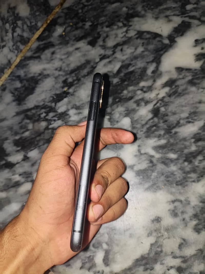Apple iPhone 11 3