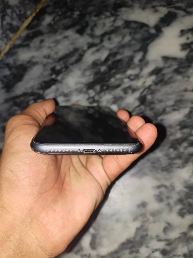 Apple iPhone 11 4