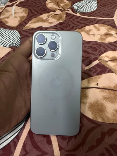 Apple iPhone 15 Pro Max battery 100%