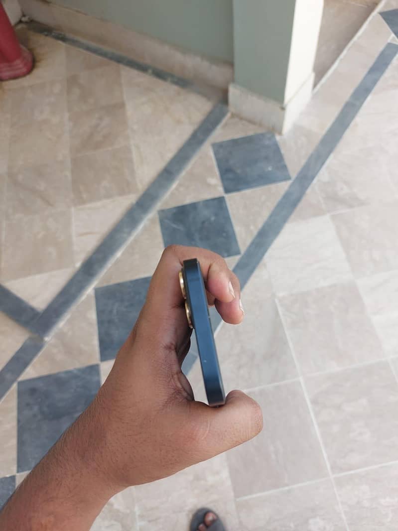 Apple iPhone 13 4