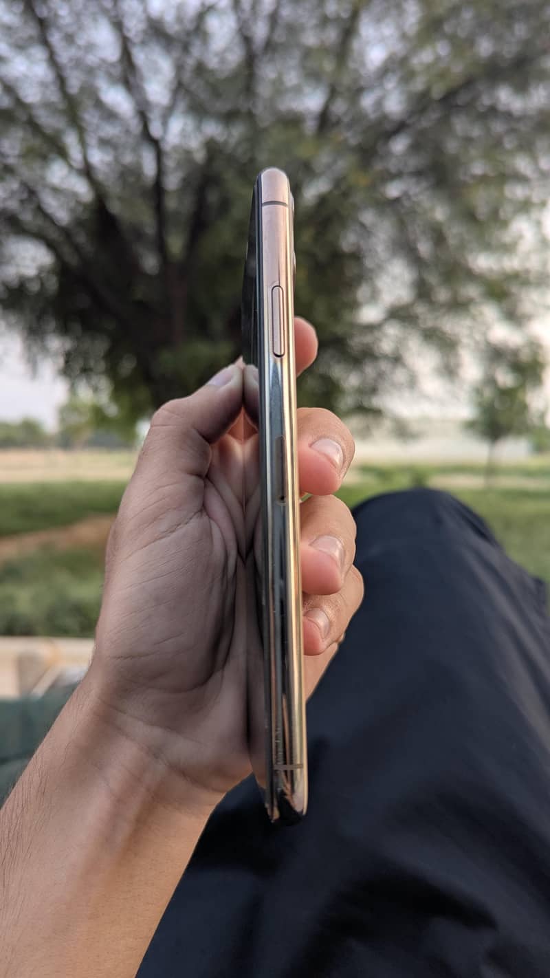 Apple iPhone 11 Pro Max 4