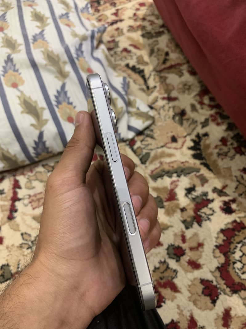 Apple iPhone 16 Pro 1