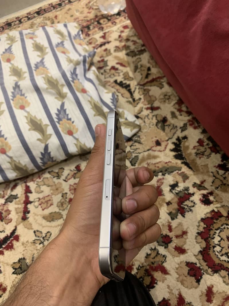 Apple iPhone 16 Pro 3