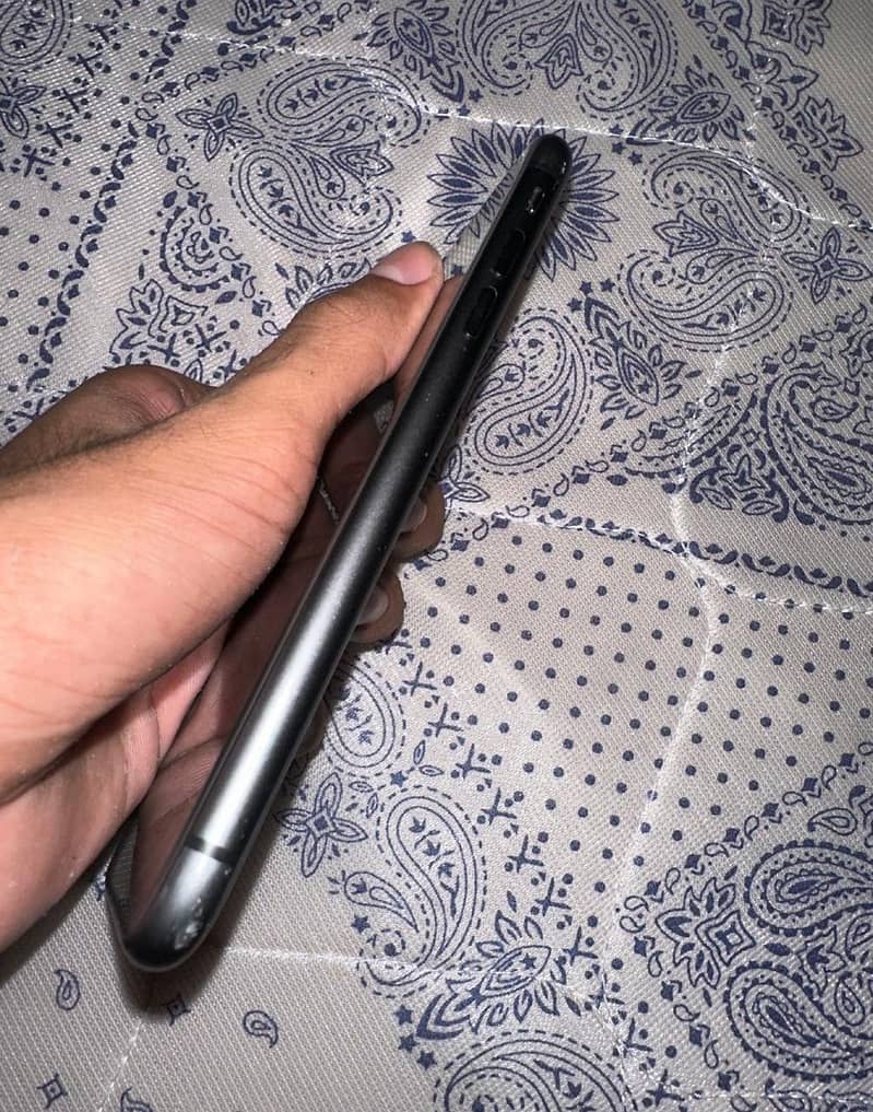 Apple iPhone 11 3