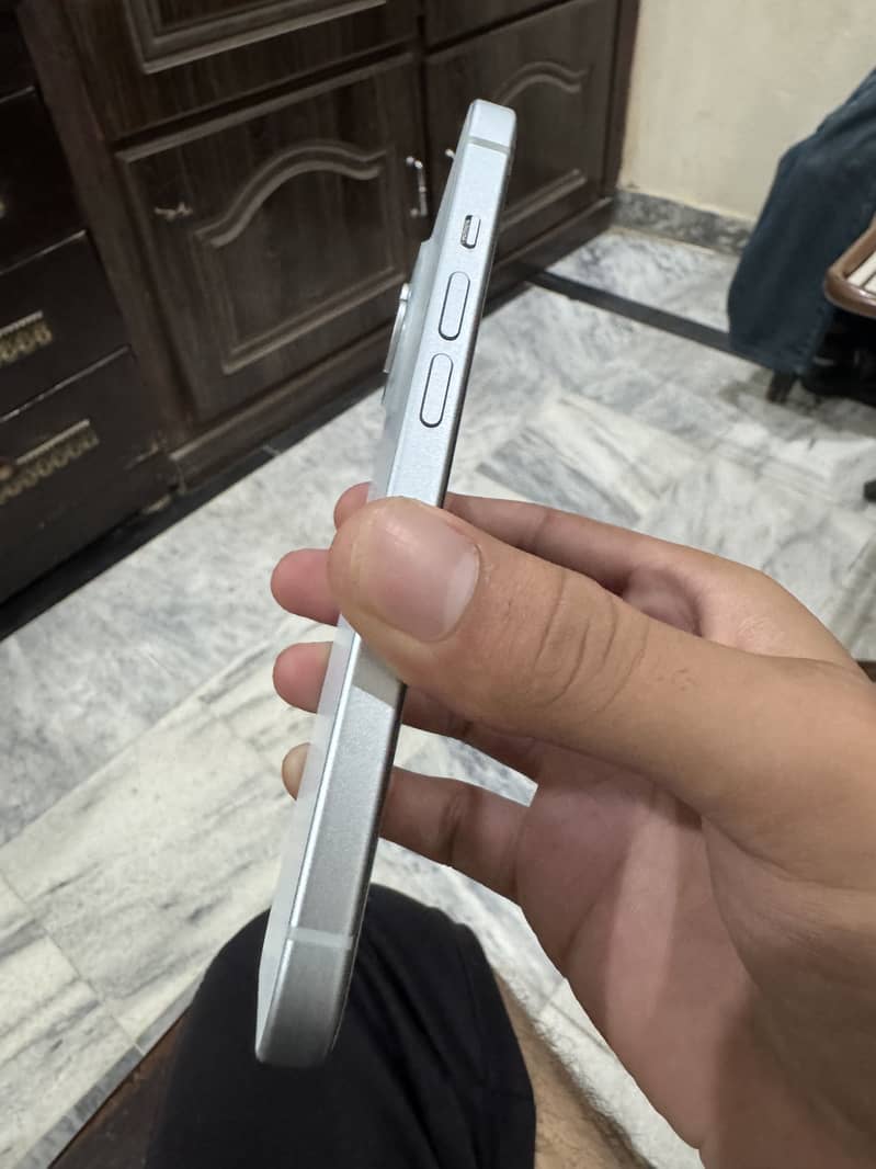 Apple iPhone 15 3