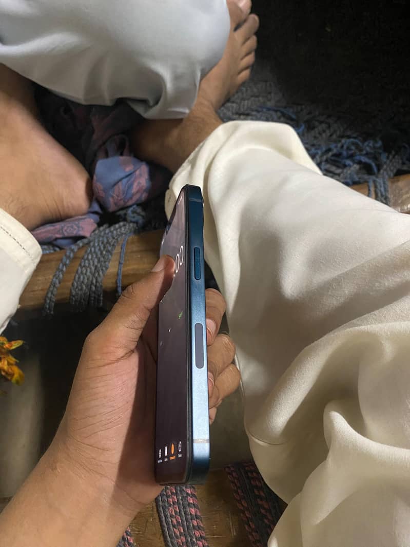 Apple iPhone 13 2