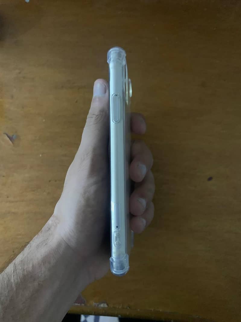 Apple iPhone 11 4