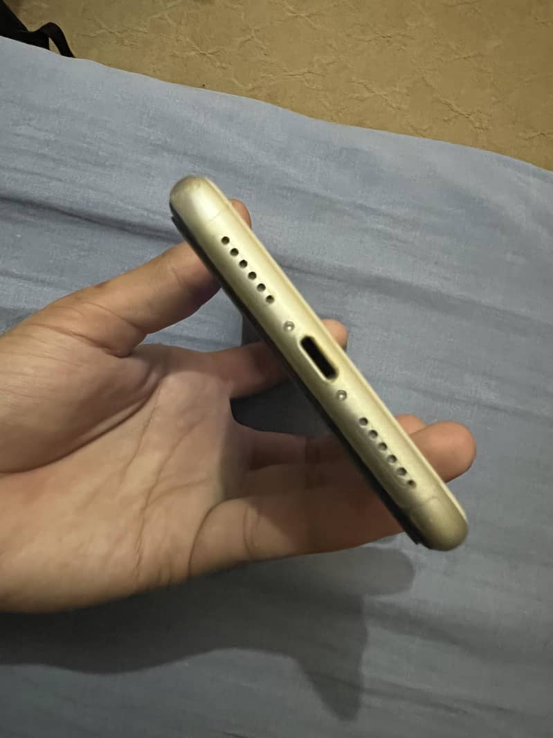 Apple iPhone 11 4