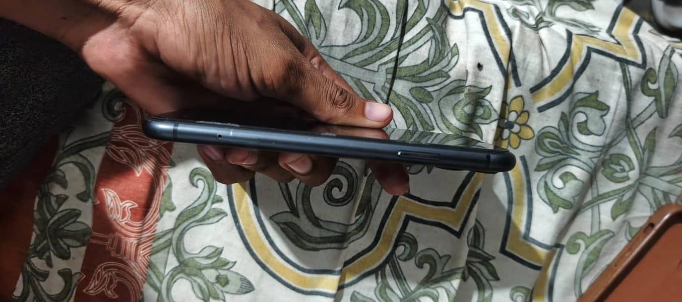 Apple iPhone 11 4
