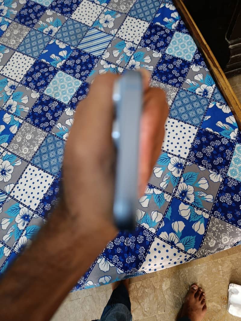 Apple iPhone 14 4